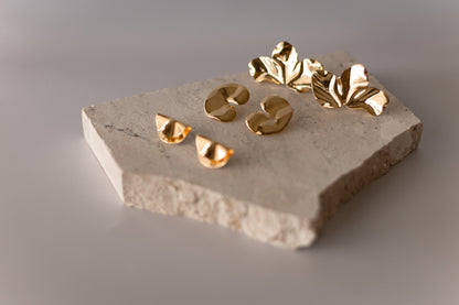 Brinco 3 Pétalas Dourado