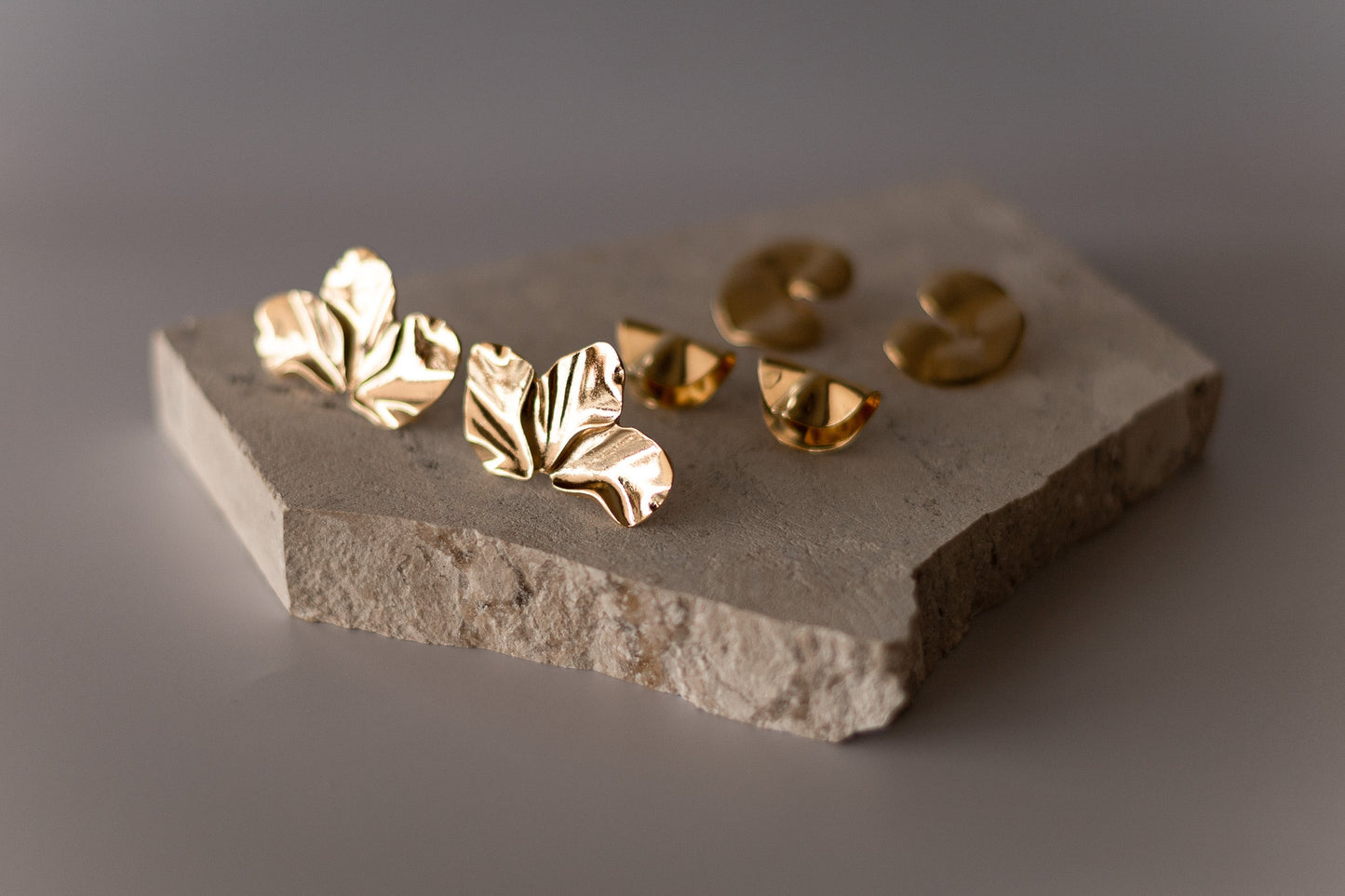 Brinco 3 Pétalas Dourado