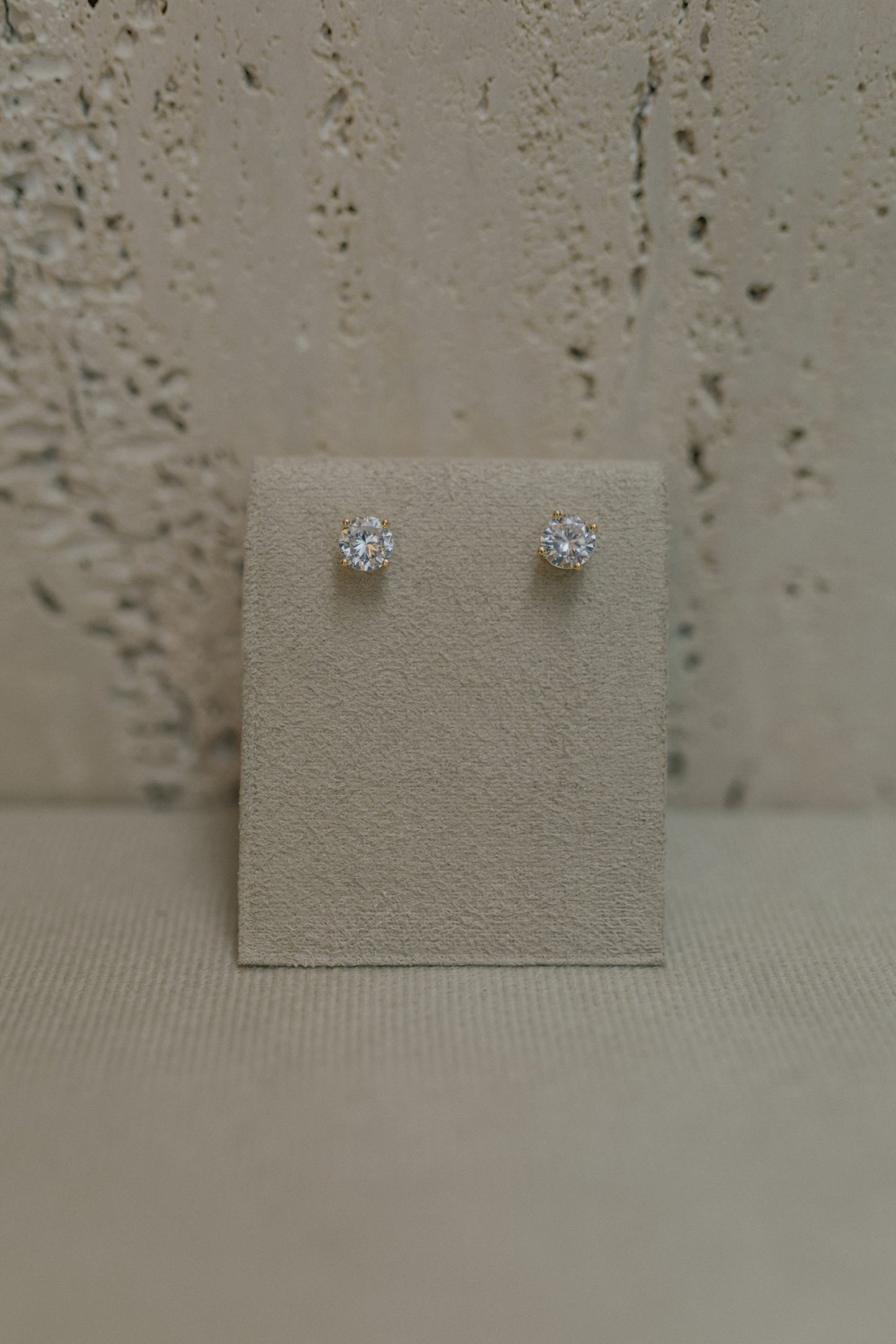 Brinco Ponto de Luz 4 Pontas 8mm Dourado