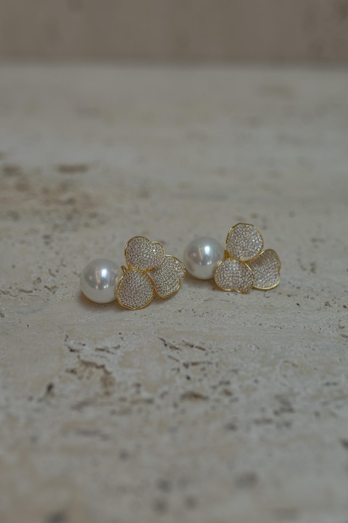 Brinco Cravejado com Pérola Dourado