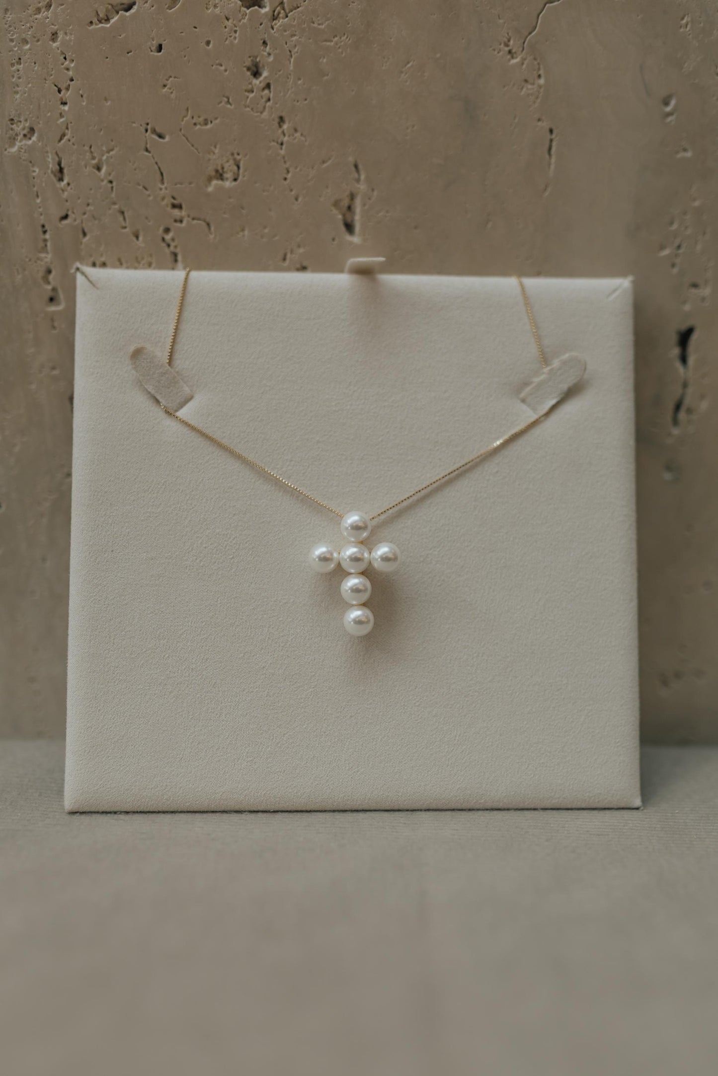 Colar Crucifixo de Pérola Dourado