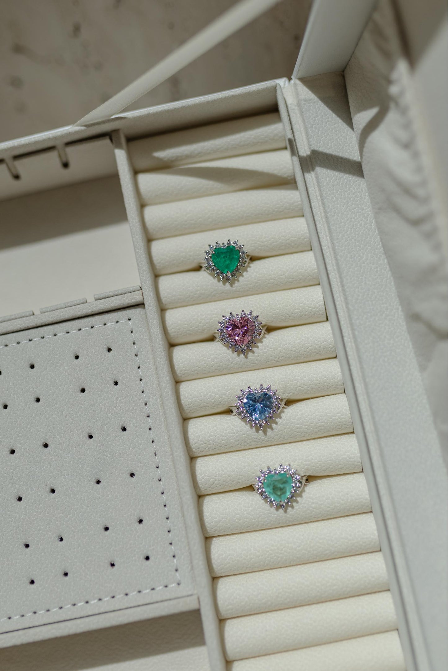 Anel Coração Borda Cravejada Esmeralda Colombiana Ródio Branco