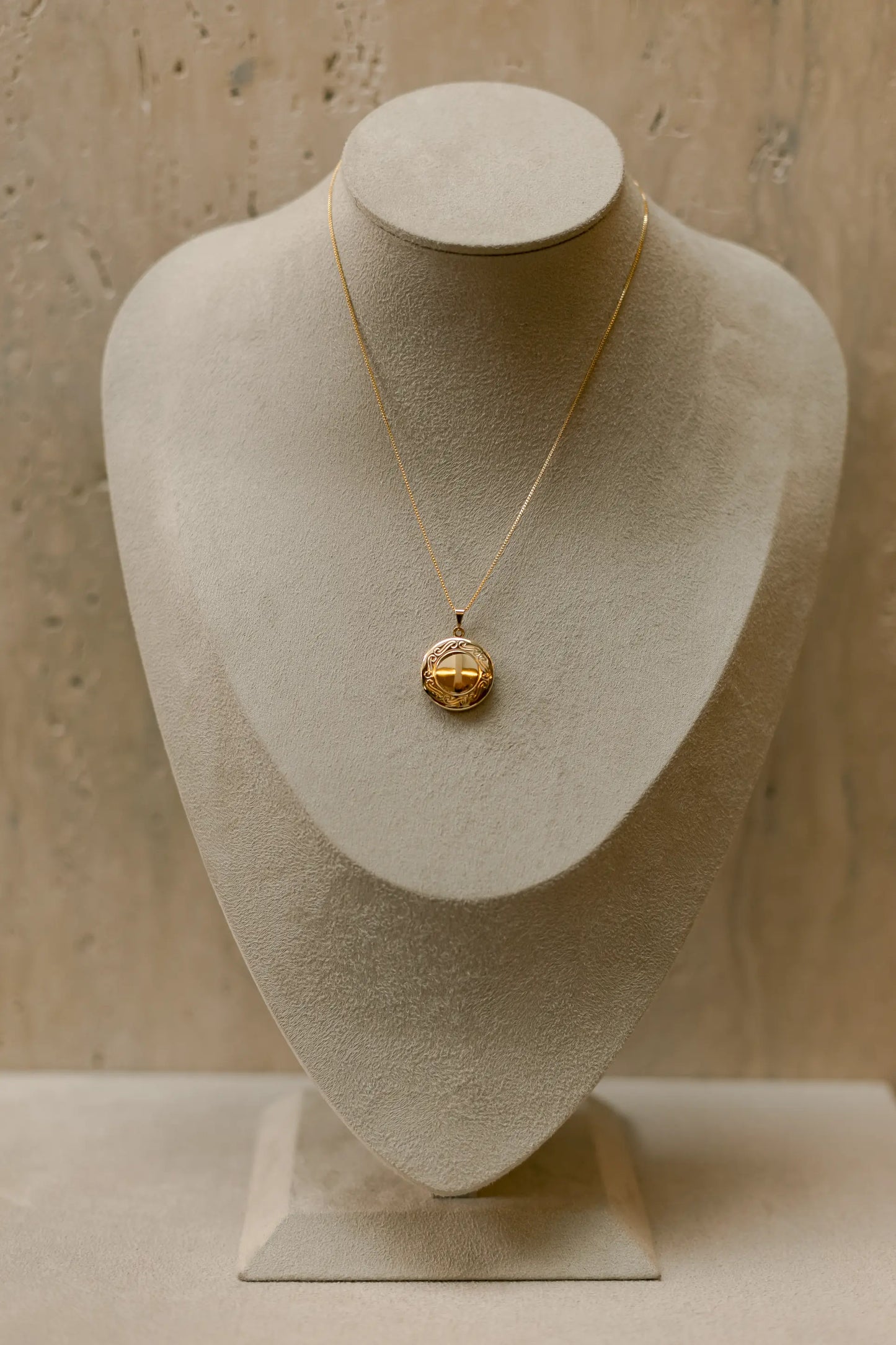 Colar Relicário Borda Trabalhada Dourado