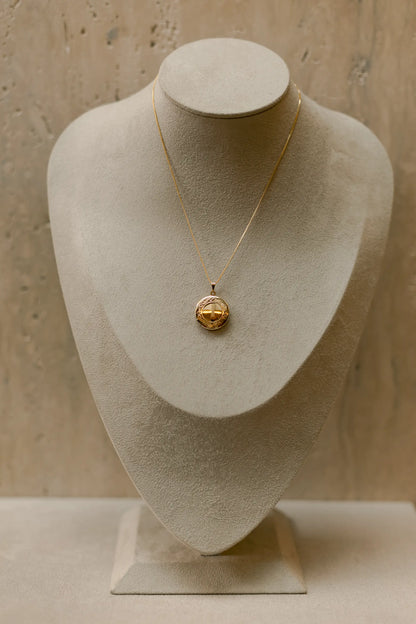 Colar Relicário Personalizado com 2 Fotos | Borda Trabalhada Banho Ouro 18k