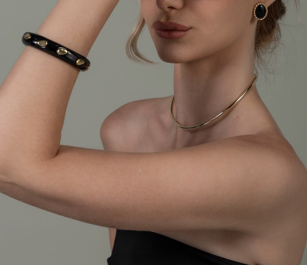Bracelete Resina Preto Gotas Dourado