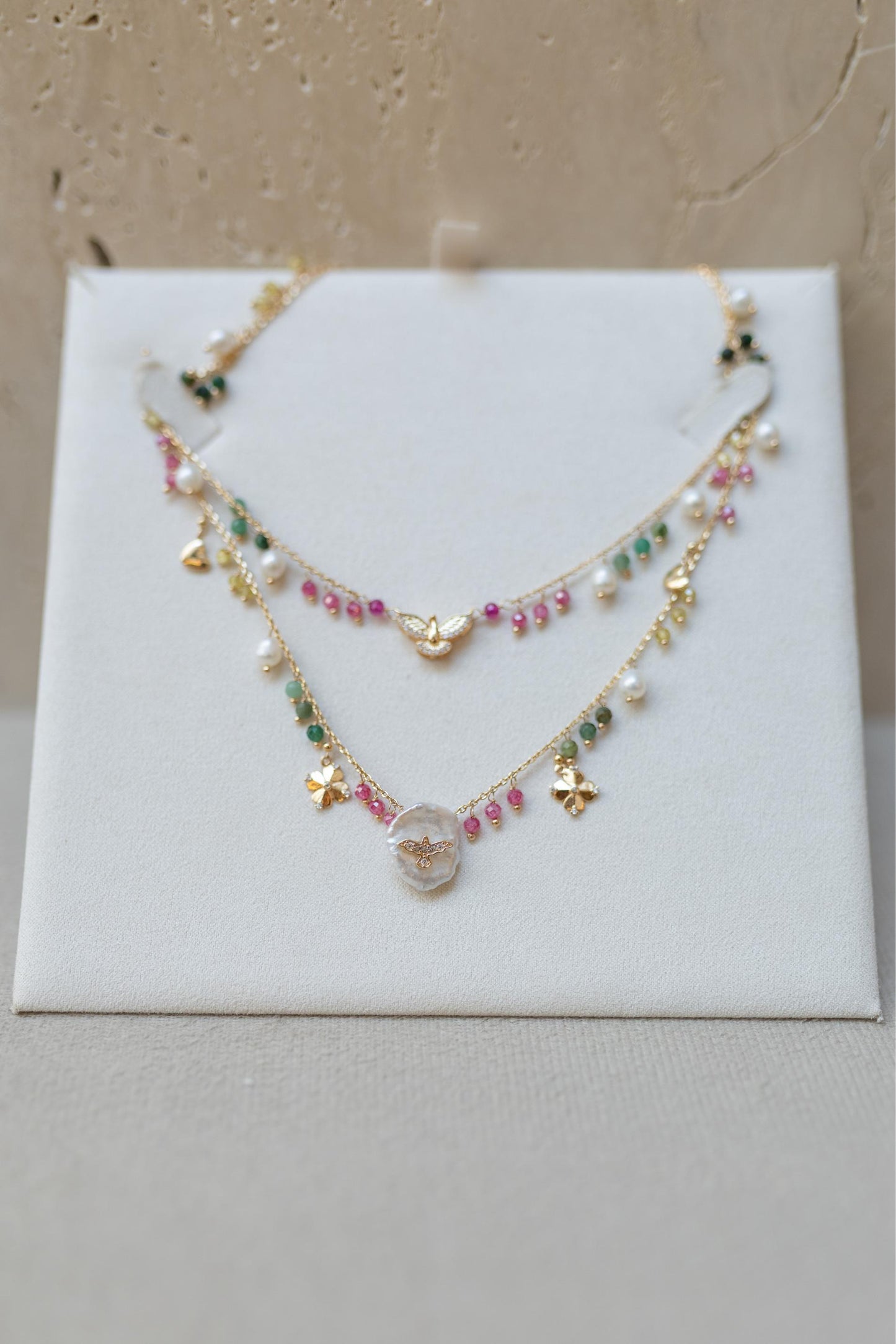 Colar Escapulário Espírito Santo Pedras Naturais Madrepérola Dourado