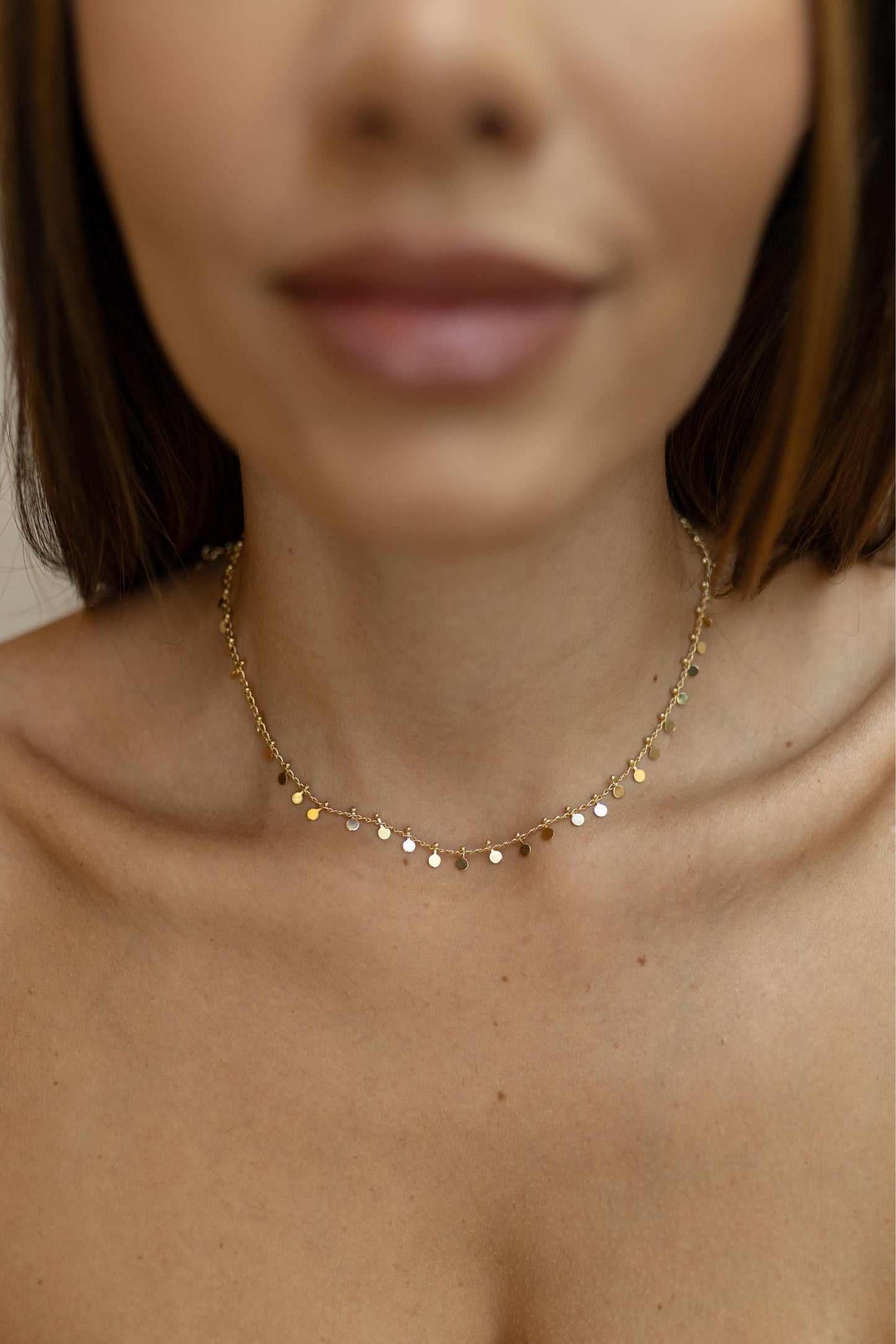 Colar Choker de Plaquinhas Dourado