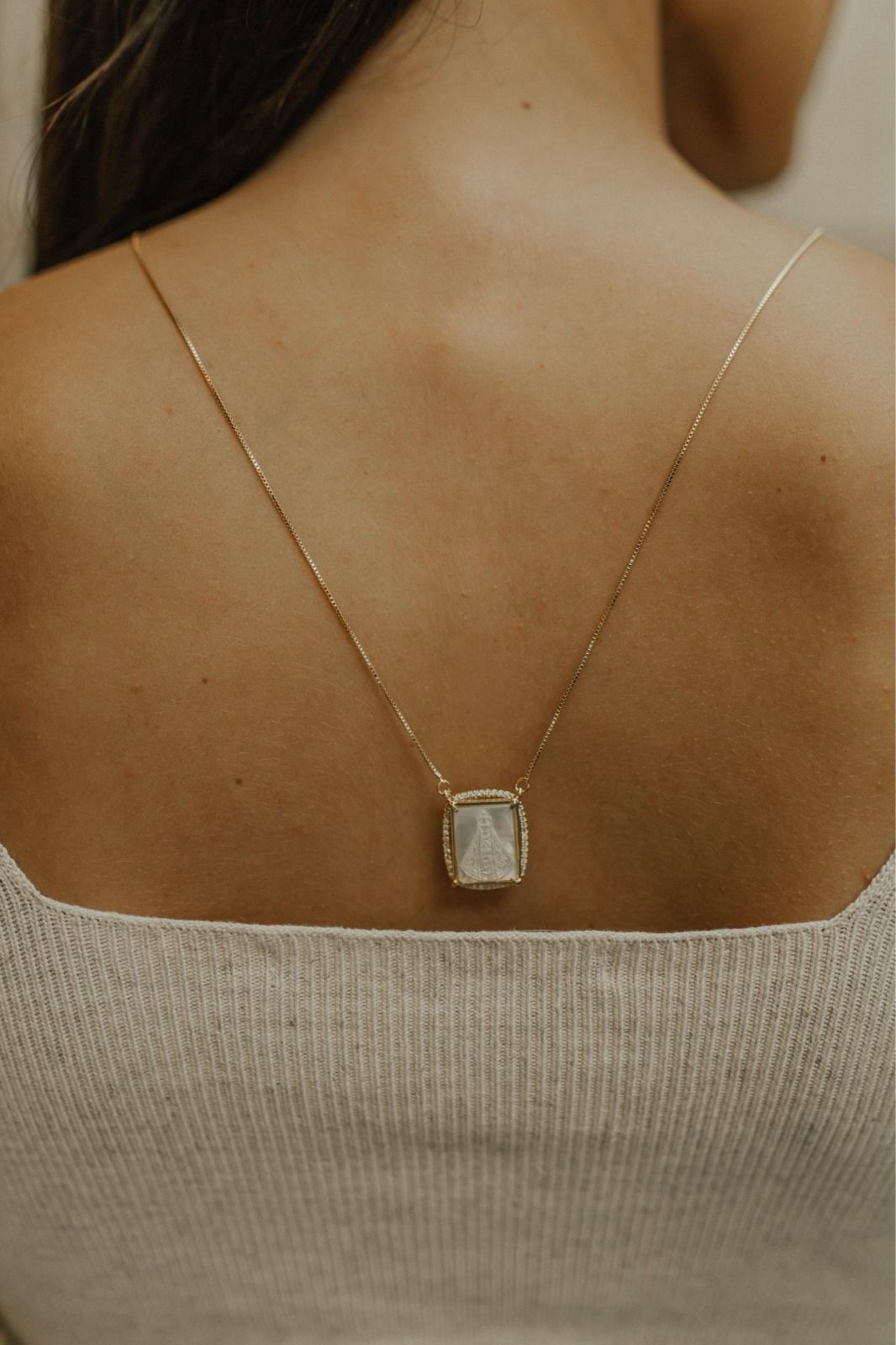 Colar Escapulário Madrepérola Rubi Dourado