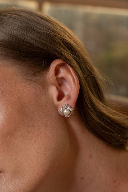 Brinco Flor Baguete Pérola Natural Ródio Branco