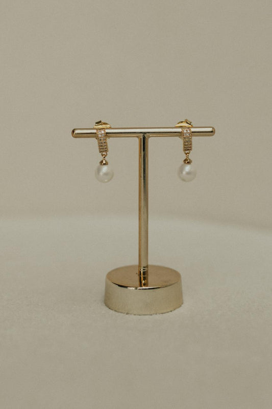 Brinco Base Cravejada Pérola Dourado