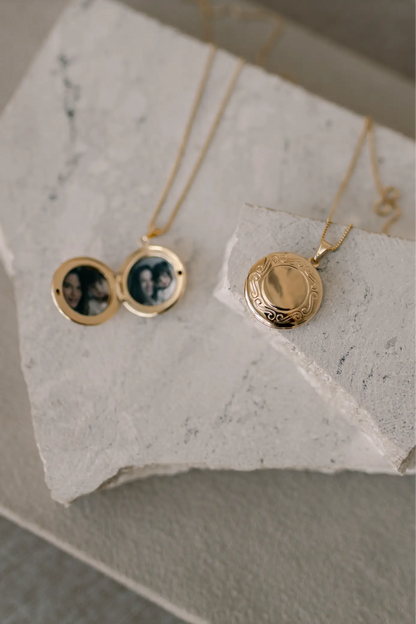 Colar Relicário Personalizado com 2 Fotos | Borda Trabalhada Banho Ouro 18k