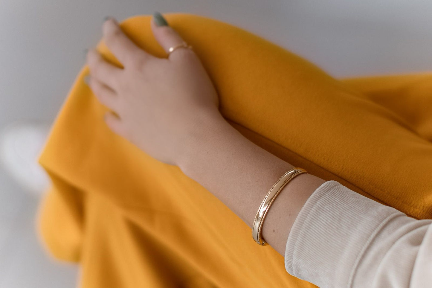 Bracelete com Borda Trabalhada Dourado