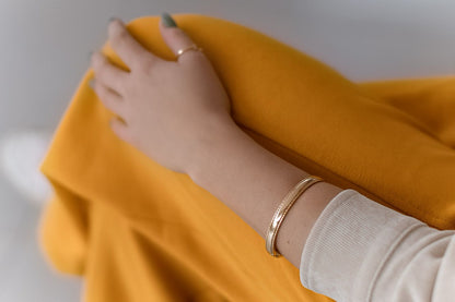 Bracelete com Borda Trabalhada Dourado