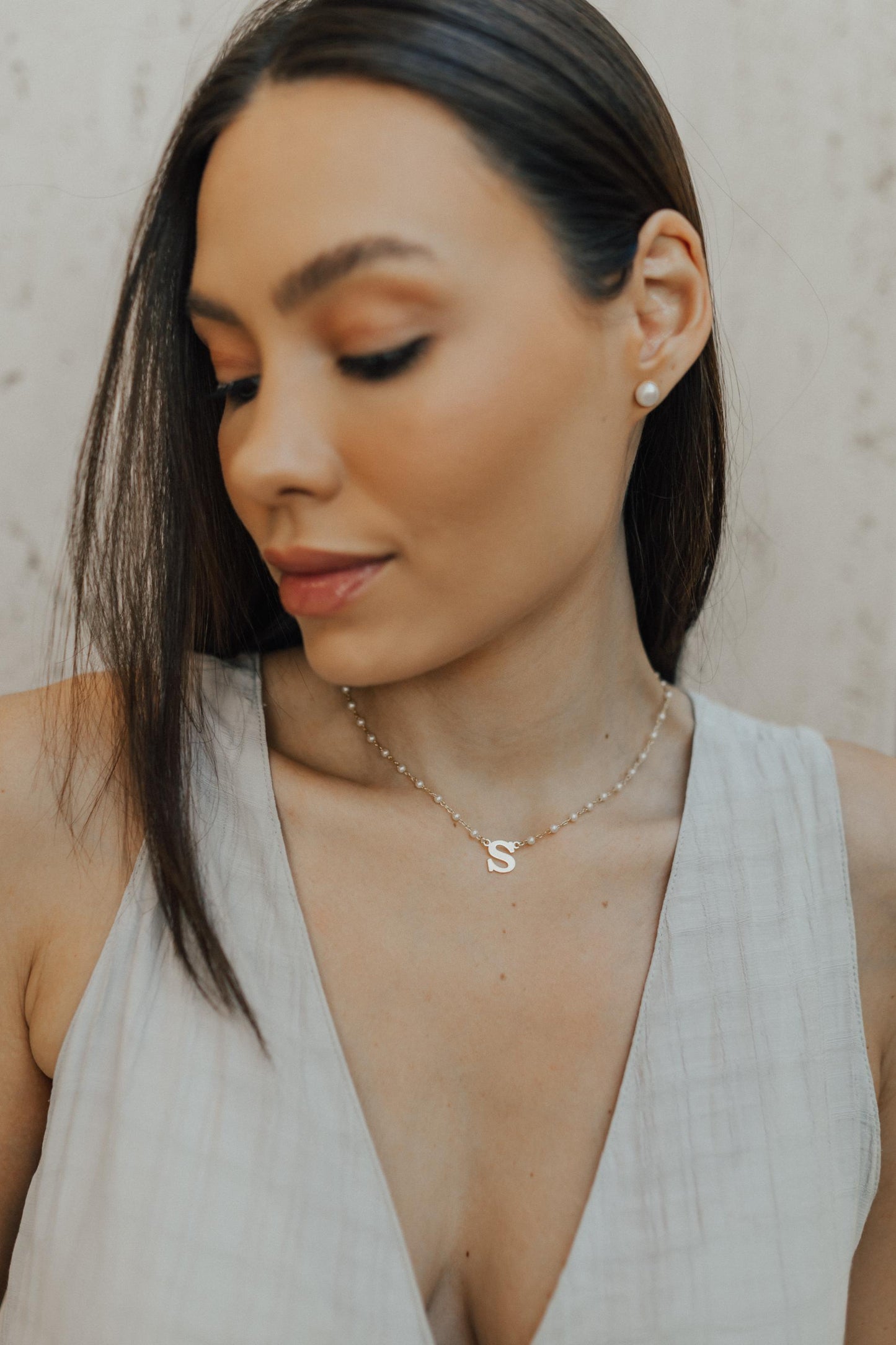 Colar Pérola Letra Dourado