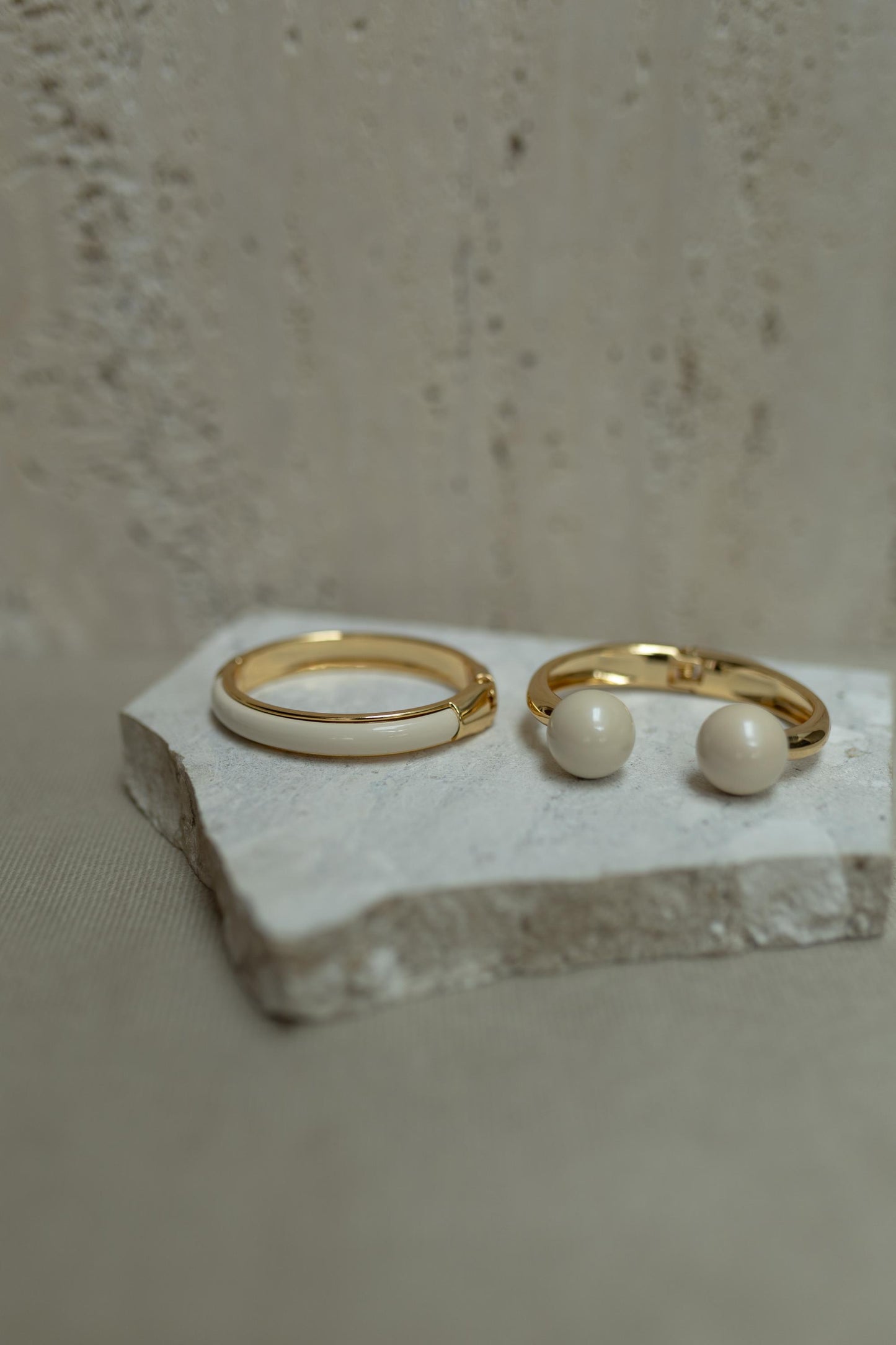 Bracelete Dourado com Mini Bolas Peroladas de Resina