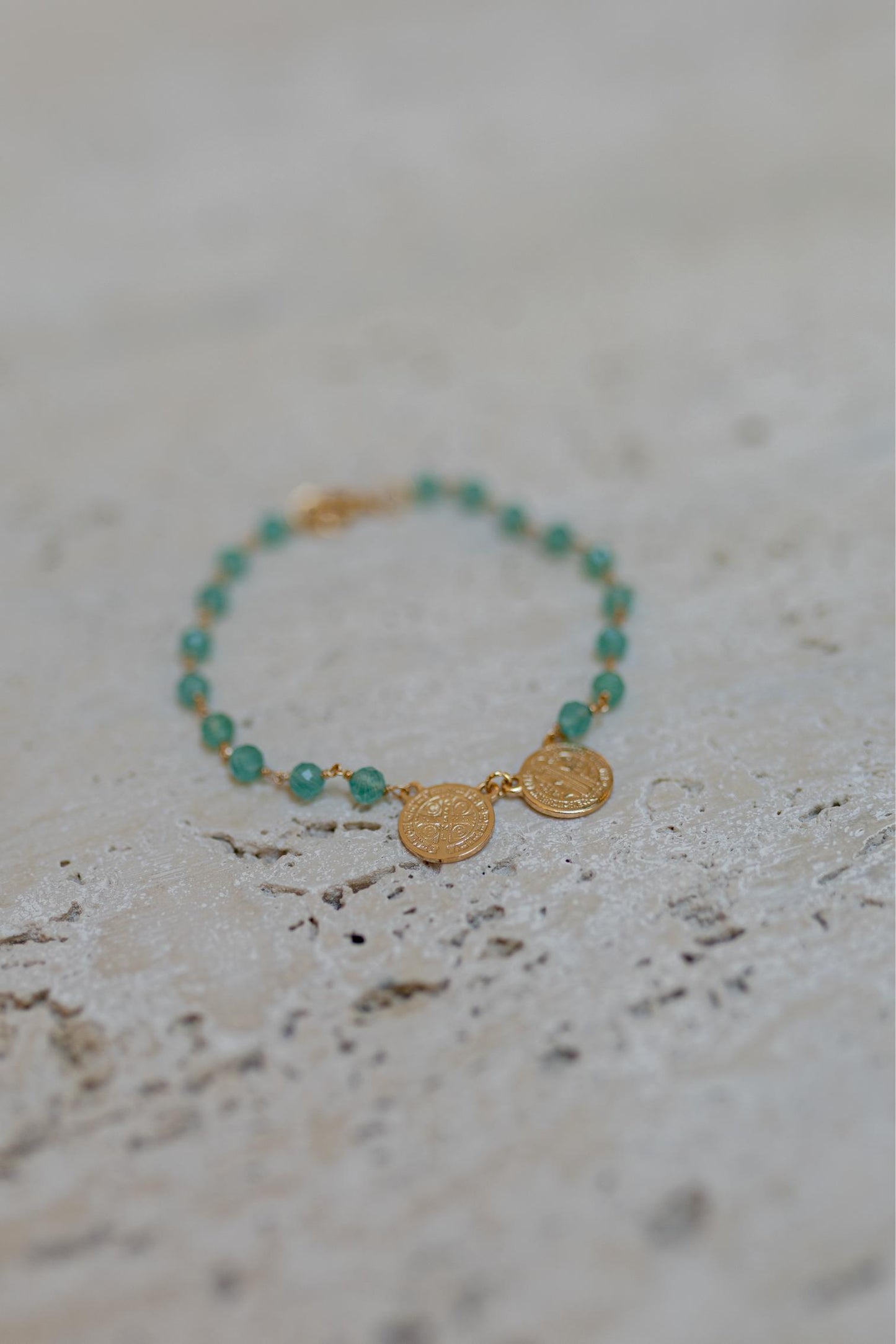 Pulseira Escapulário São Bento Jade Esmeralda Dourada