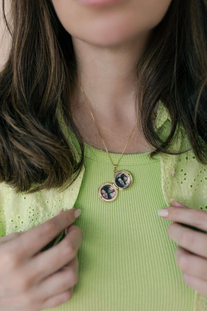 Colar Relicário Borda Trabalhada Dourado