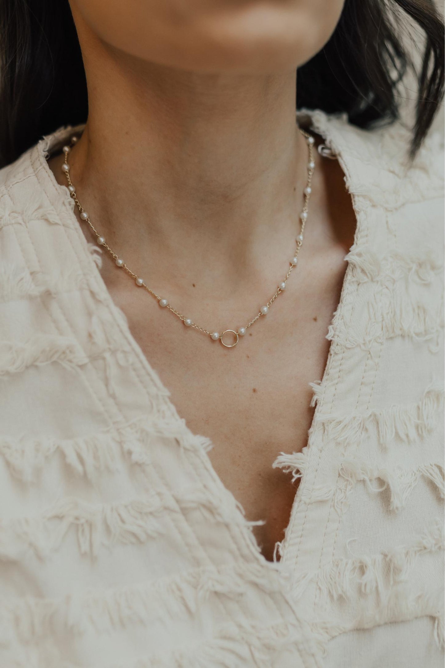 Colar de Pérolas com Elo Dourado