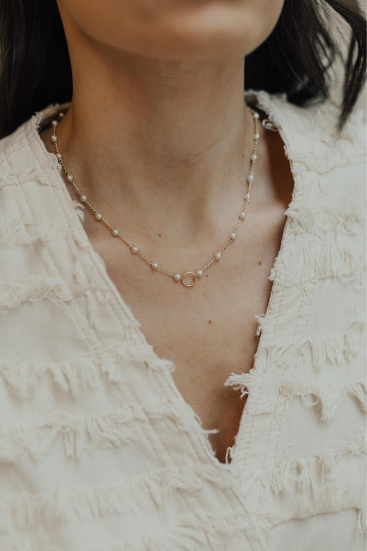 Colar de Pérolas com Elo Dourado