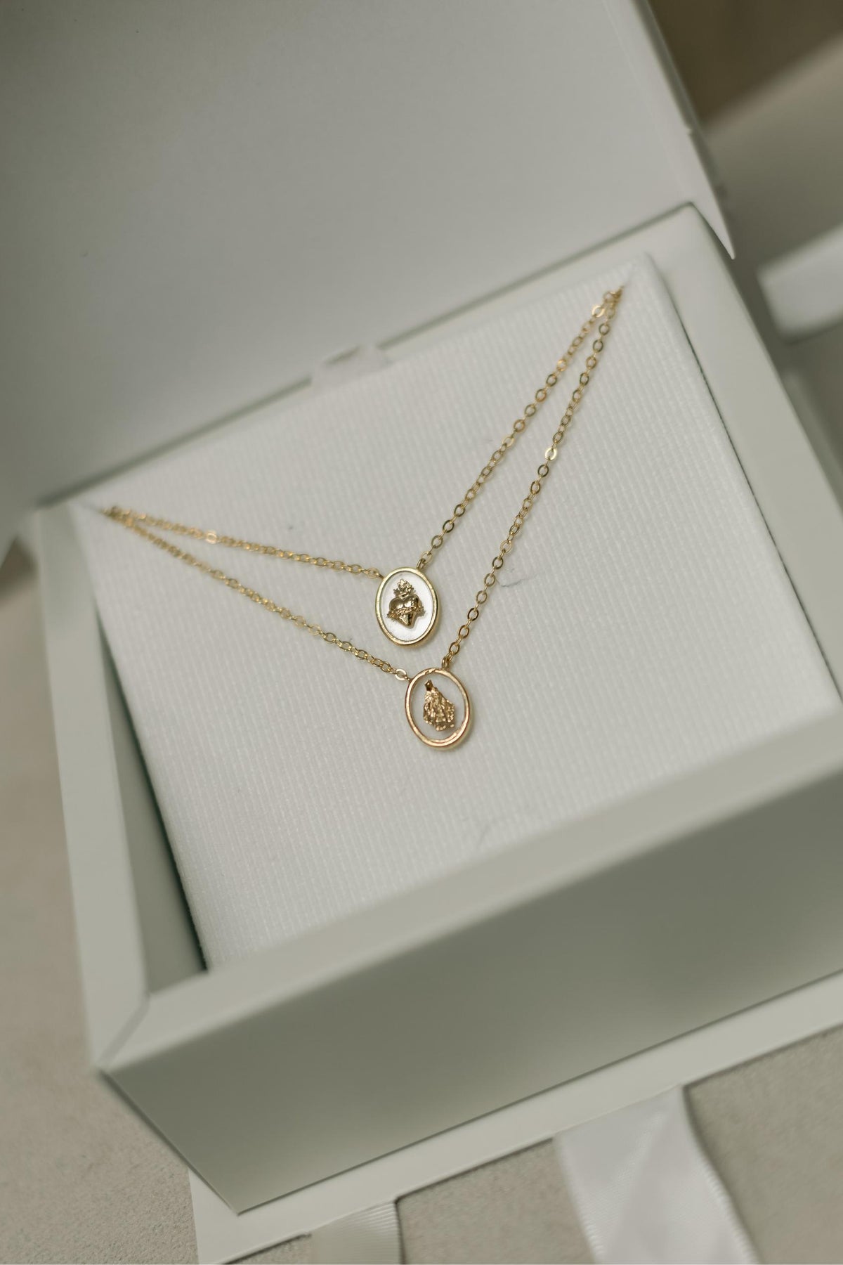 Colar Escapulário Flutuante Dourado