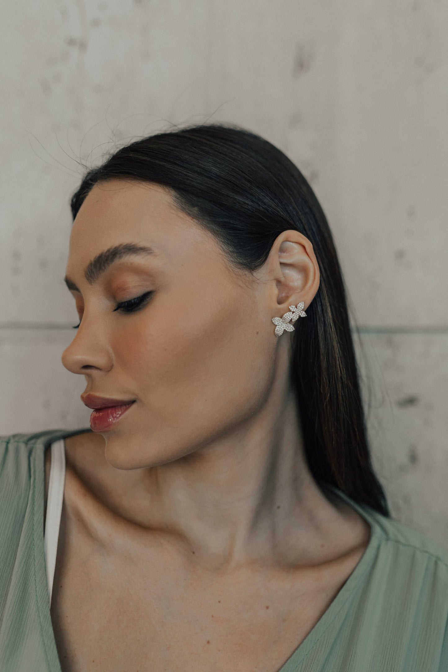 Brinco Ear Cuff 2 Flores Cravejadas Dourado