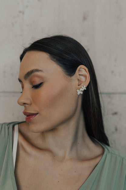 Brinco Ear Cuff 2 Flores Cravejadas Dourado