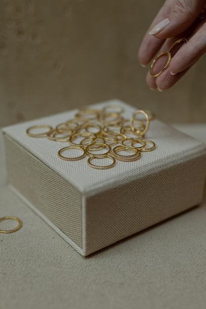 Anel Meia Aliança Cravejada Dourado