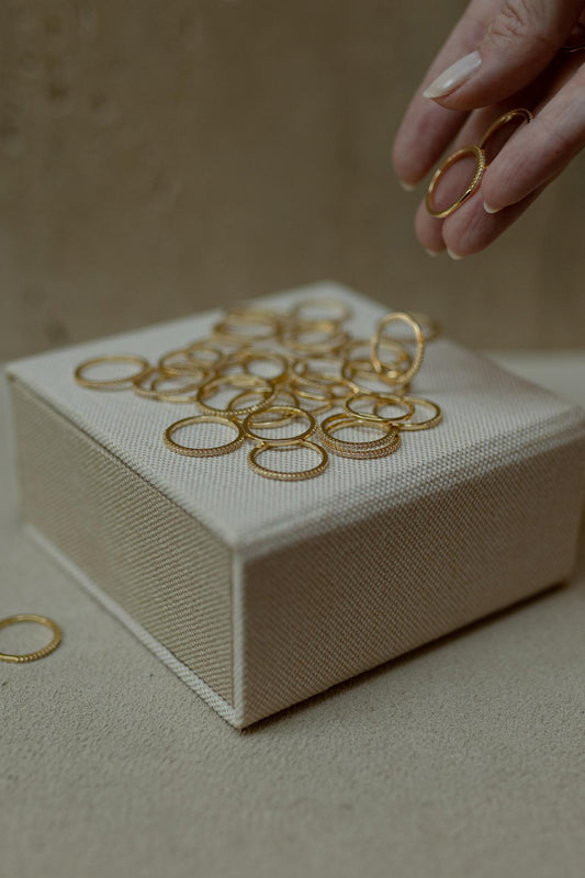 Anel Meia Aliança Cravejada Dourado