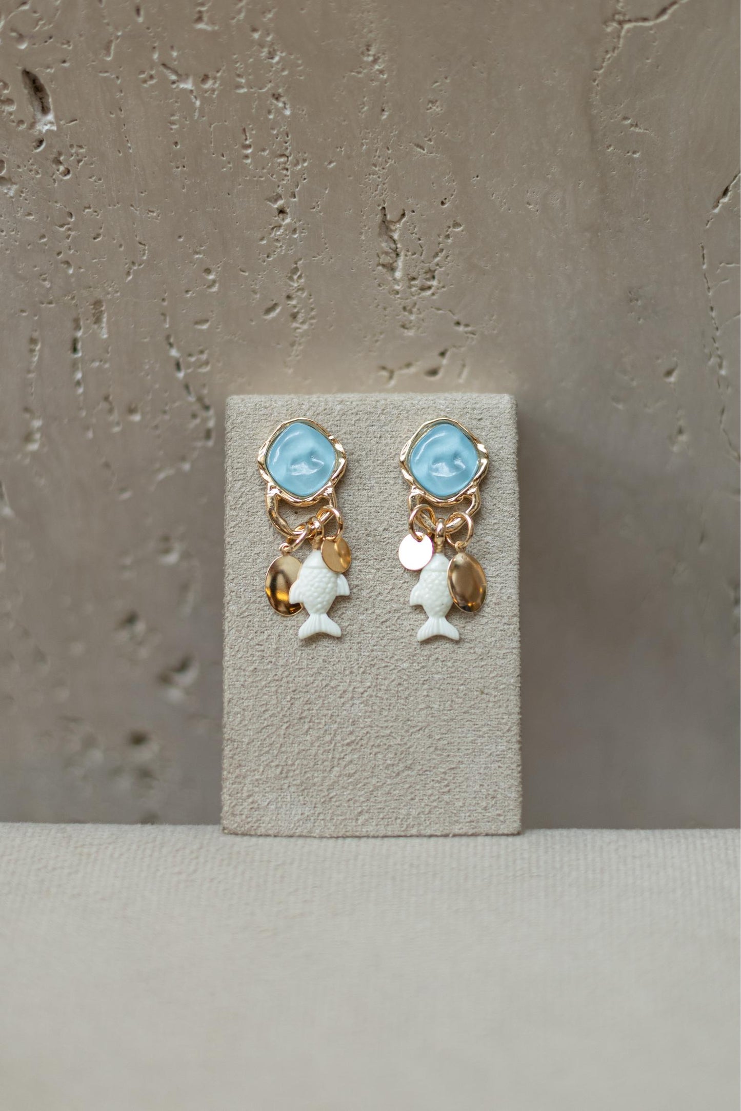 Brinco Resina Ovalada Azul Peixe Dourado