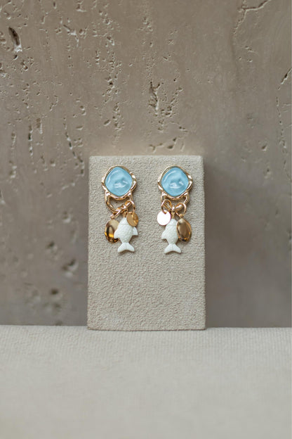 Brinco Resina Ovalada Azul Peixe Dourado