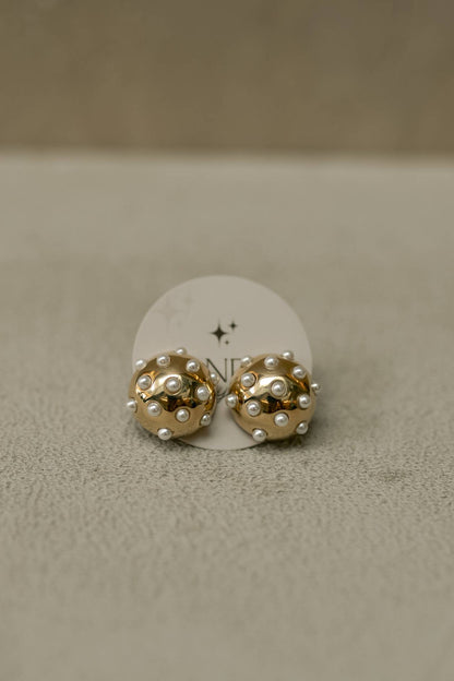 Brinco Meia Esfera com Pérolas Dourado