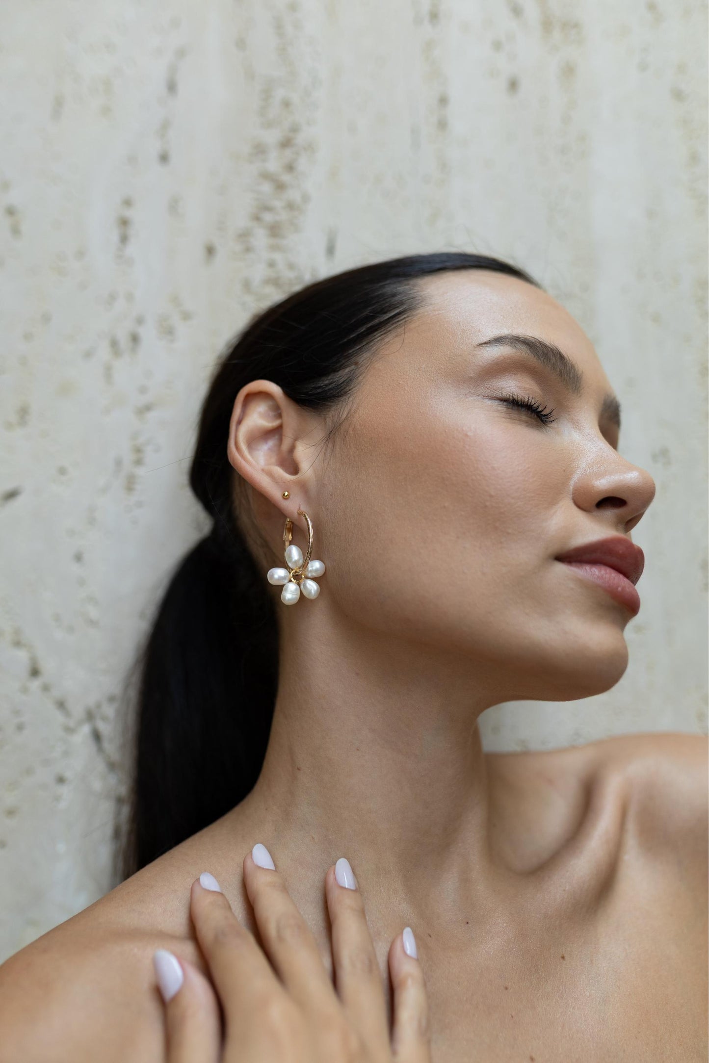 Brinco Argola Detalhada Com Pingente Pérolas Dourado