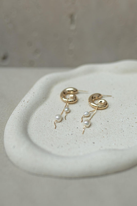 Brinco Argola Espiral Pêndulo de Pérolas Dourado