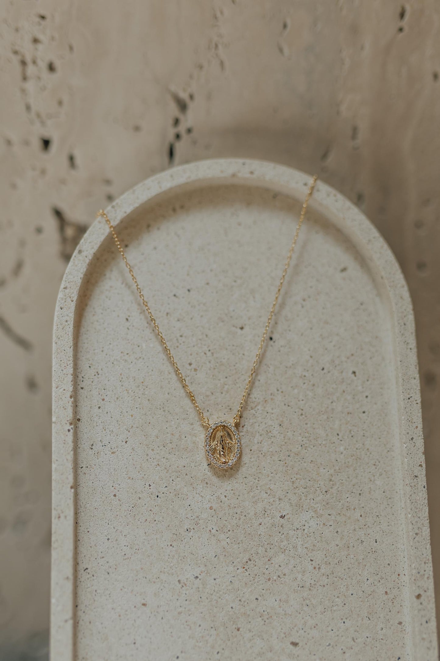 Colar Oval Nossa Senhora das Graças Moissanite Prata 925 Dourado