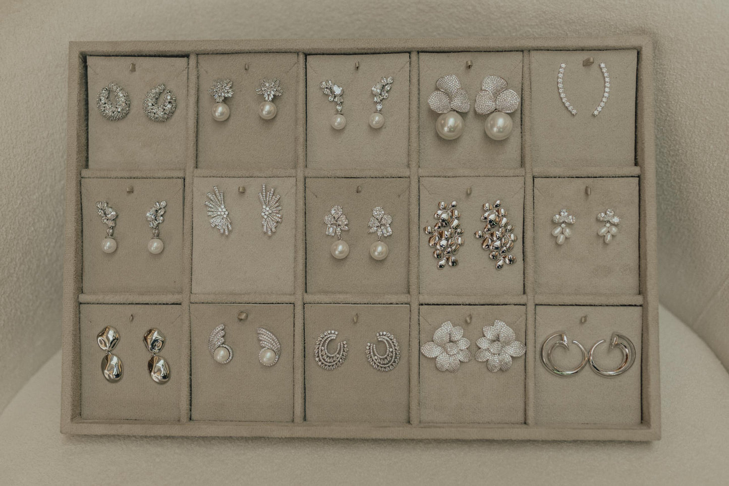 Brinco Geométrico Invisible Pérola Ródio Branco