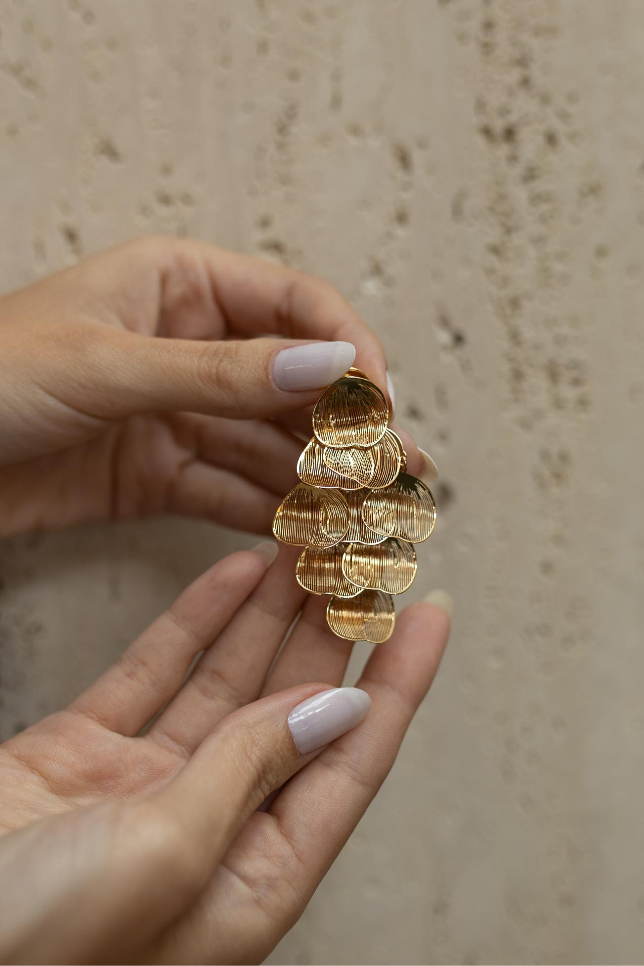 Brinco Longo Pétalas Polido Dourado