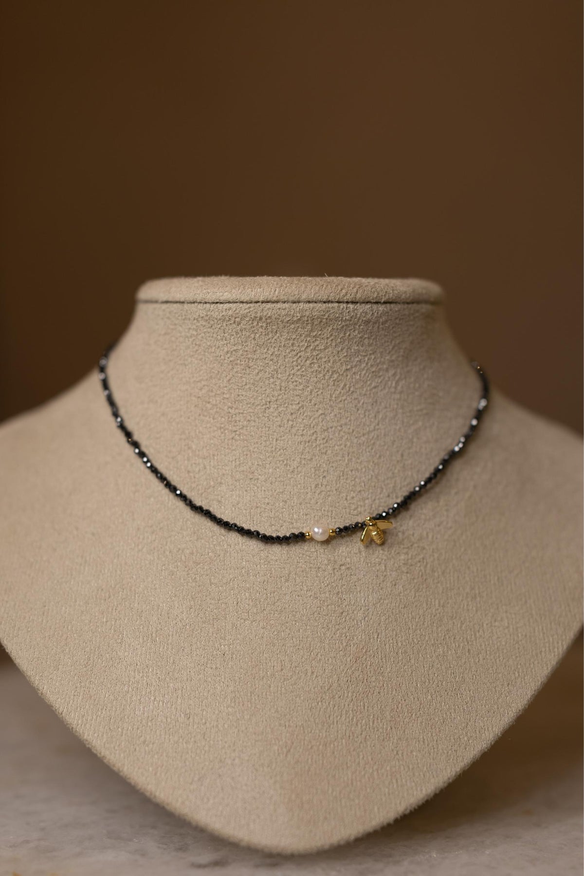 Colar Choker Espinélio Bee Dourado
