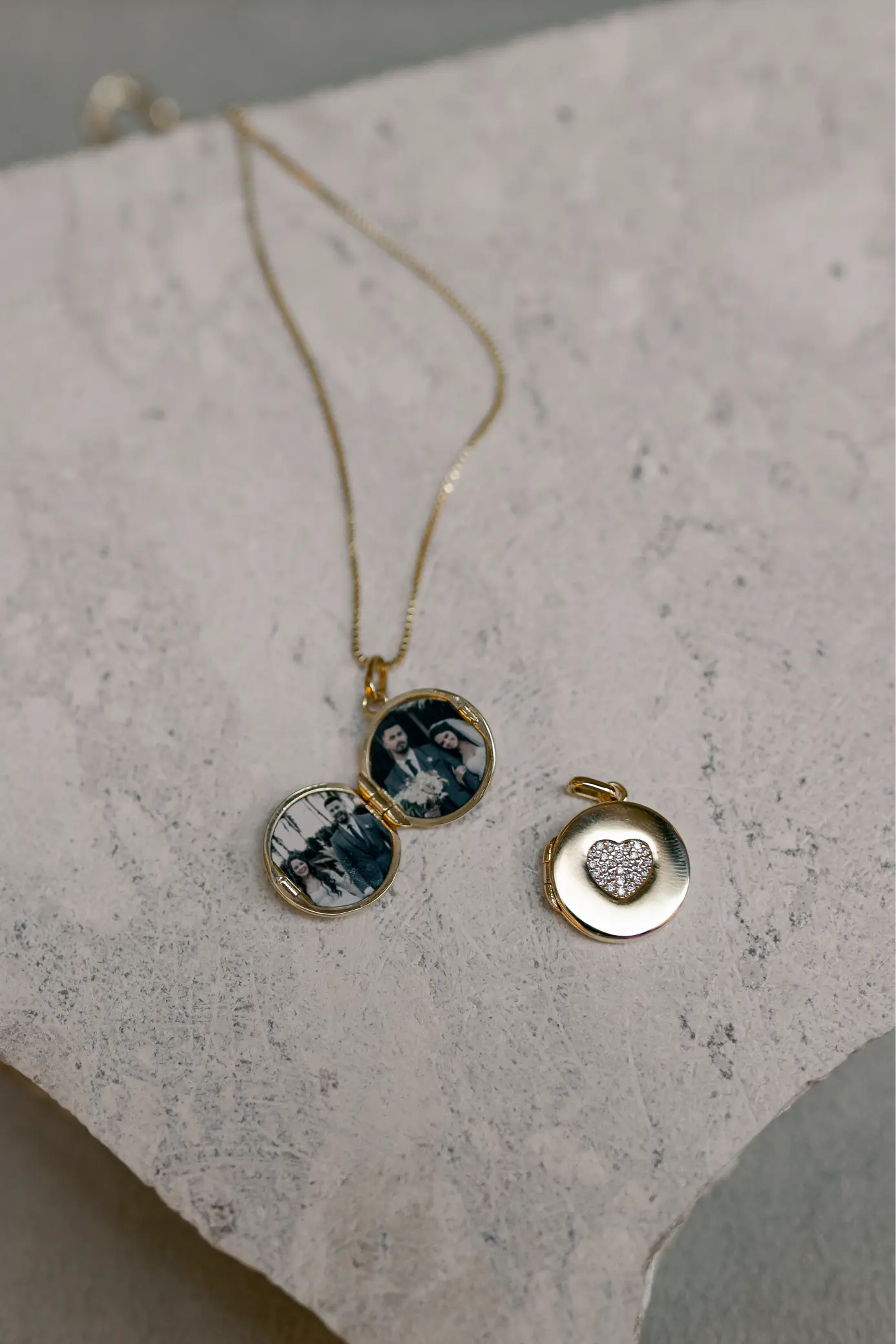 Colar Relicário Coração Cravejado Mini Dourado