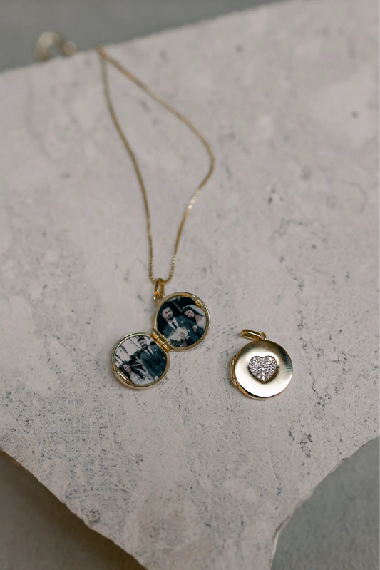 Colar Relicário Coração Cravejado Mini Dourado