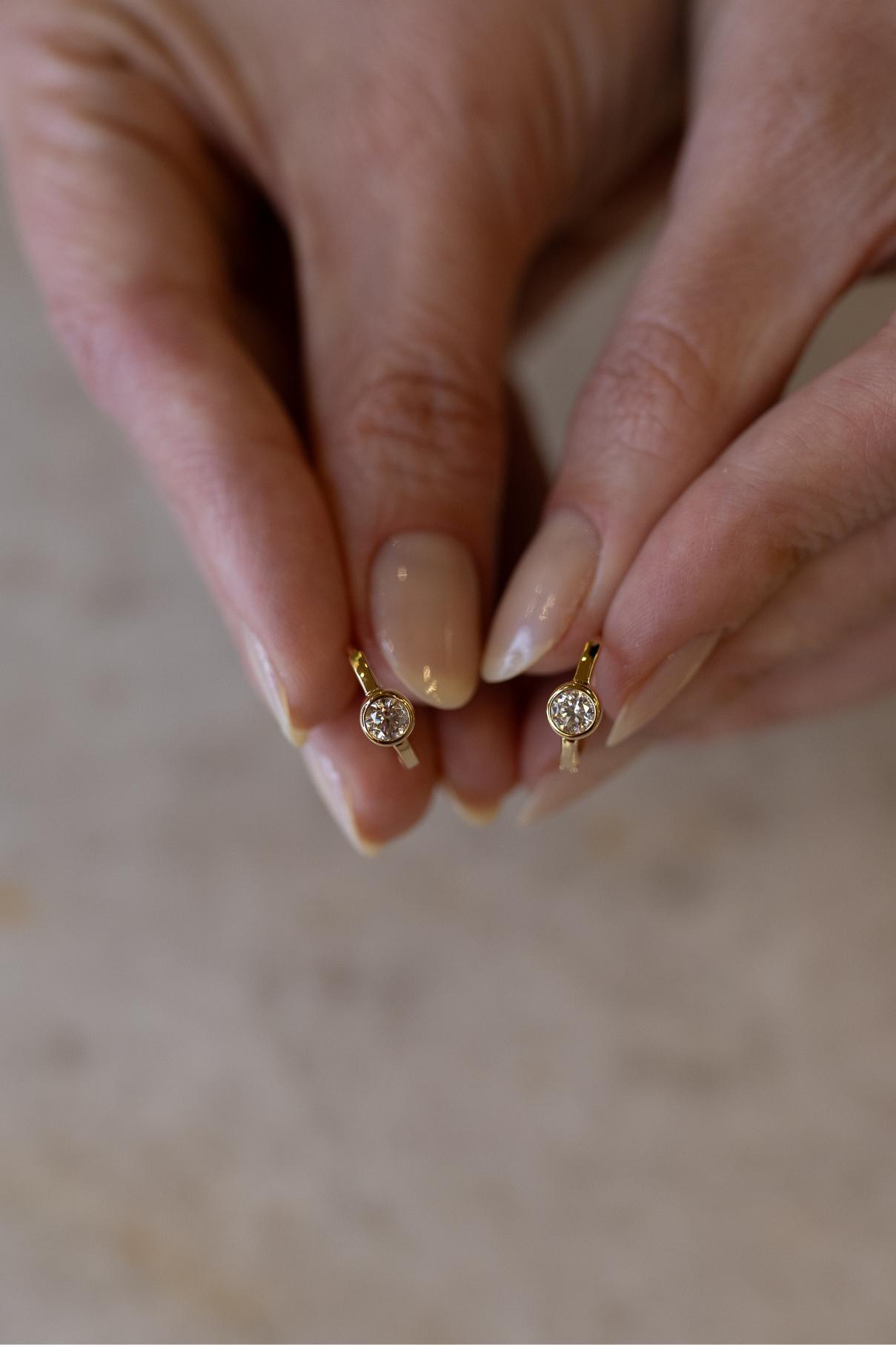 Brinco Argola Ponto de Luz 4mm Moissanite Prata 925 Dourado