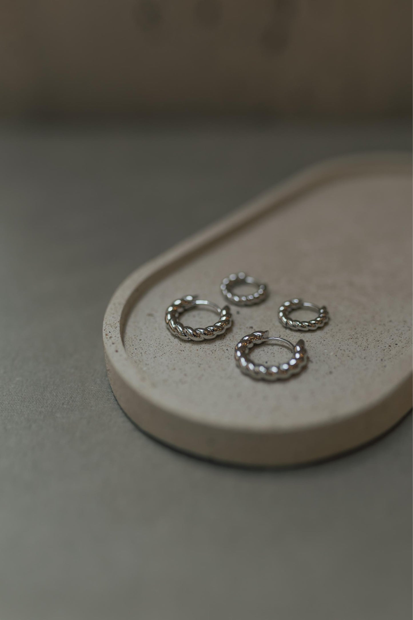 Brinco Argola Torcida Lisa M Ródio Branco