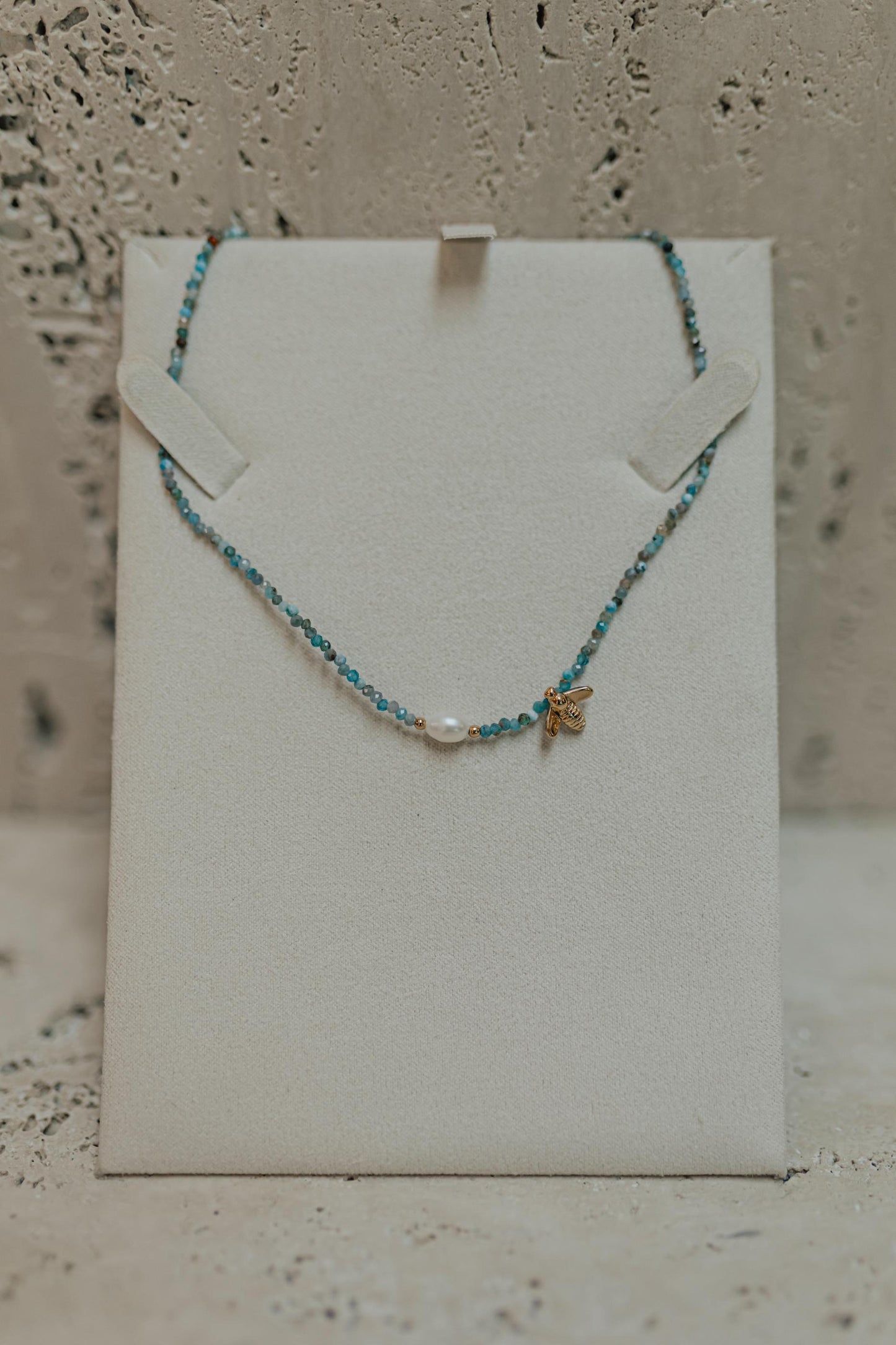 Choker Bee Apatita Pérola de Água Doce Dourado