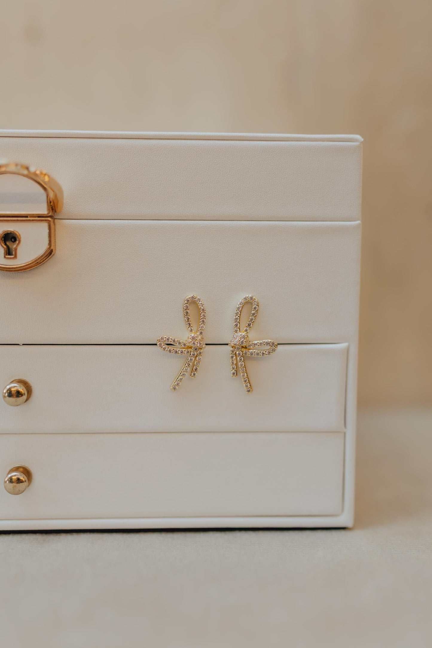 Brinco Laço Cravejado Dourado