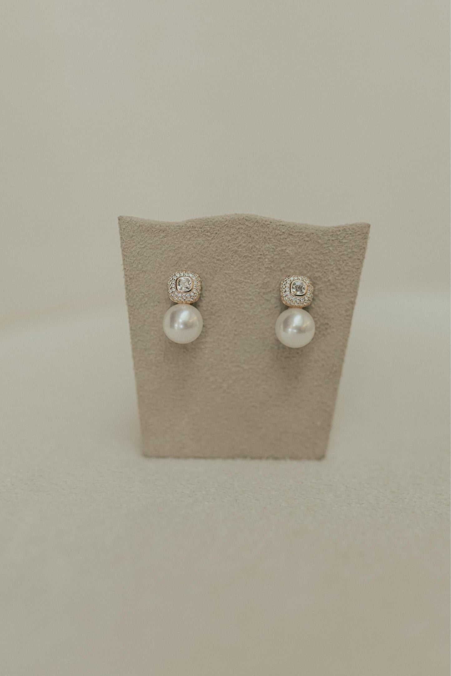 Brinco Quadrado Ponto de Luz Pérola Shell Dourado