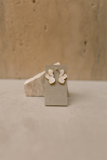 Brinco 3 Pétalas Mini Perolado Dourado