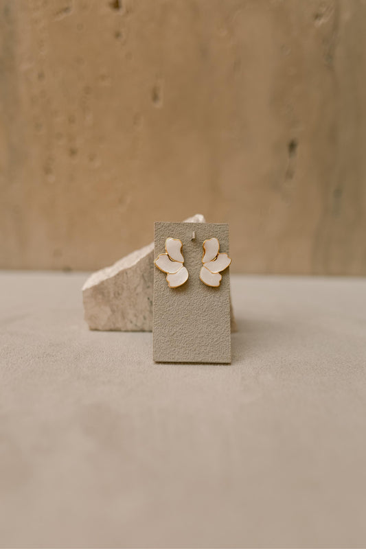 Brinco 3 Pétalas Mini Perolado Dourado