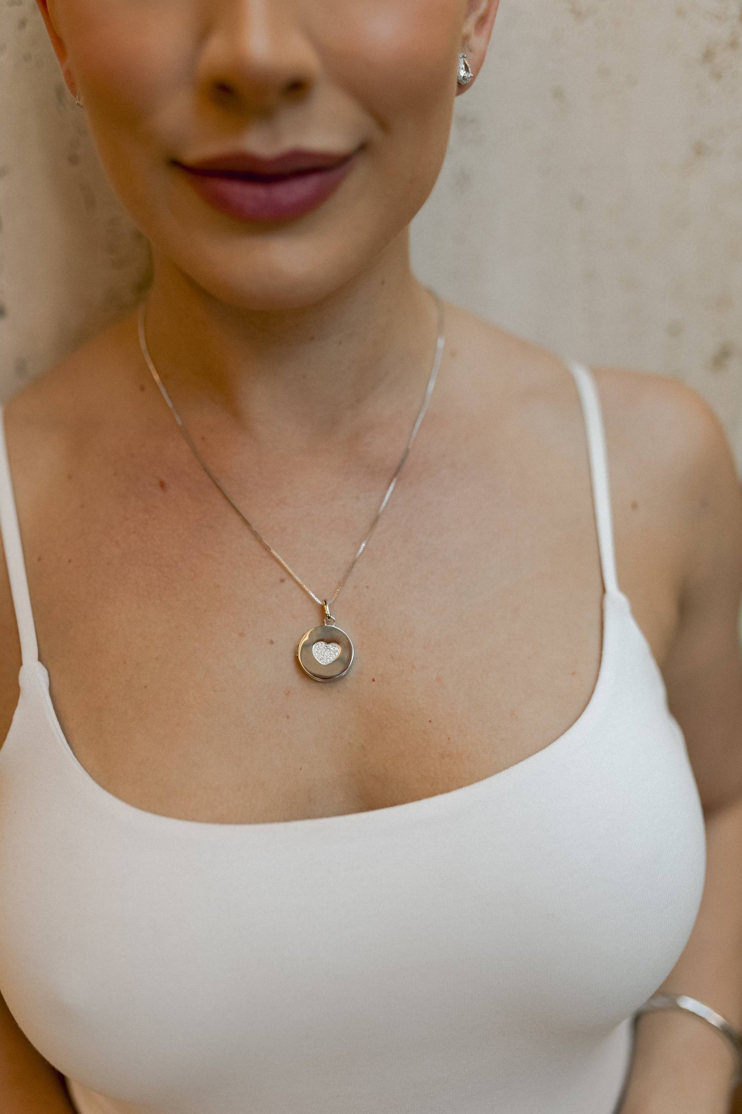 Colar Relicário com Coração Cravejado