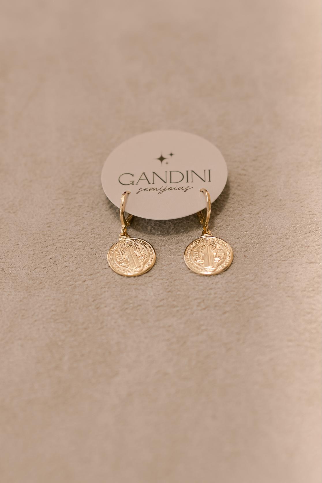 Brinco Argola Medalha de São Bento Dourado