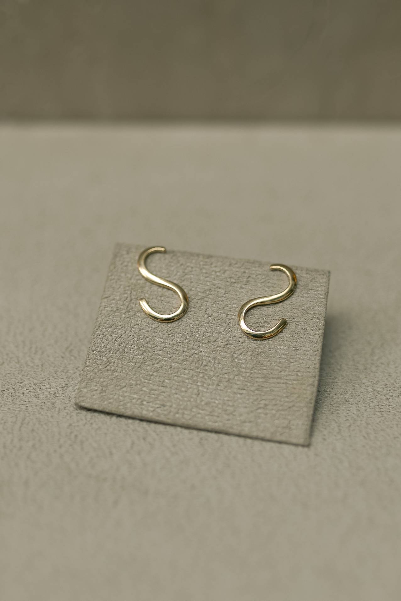 Brinco Slim Curva Dourado