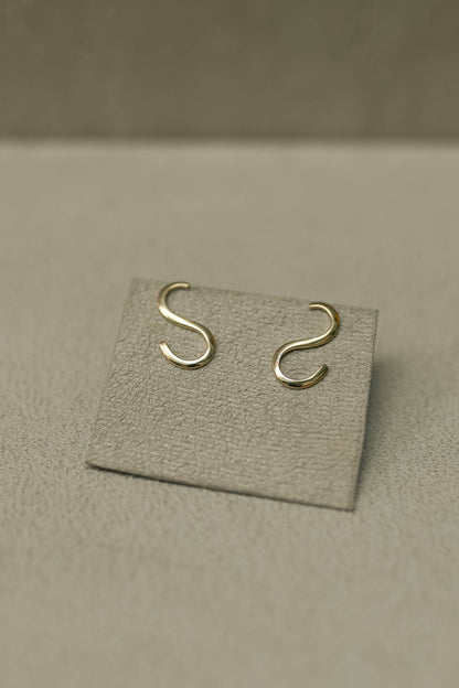 Brinco Slim Curva Dourado
